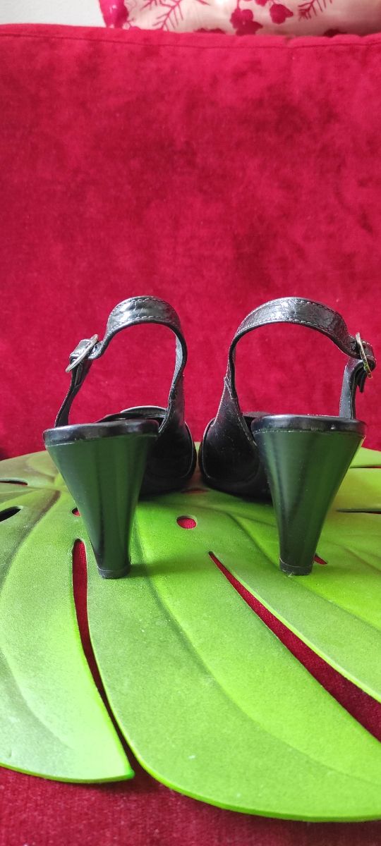 Zapatos de salón negros de piel