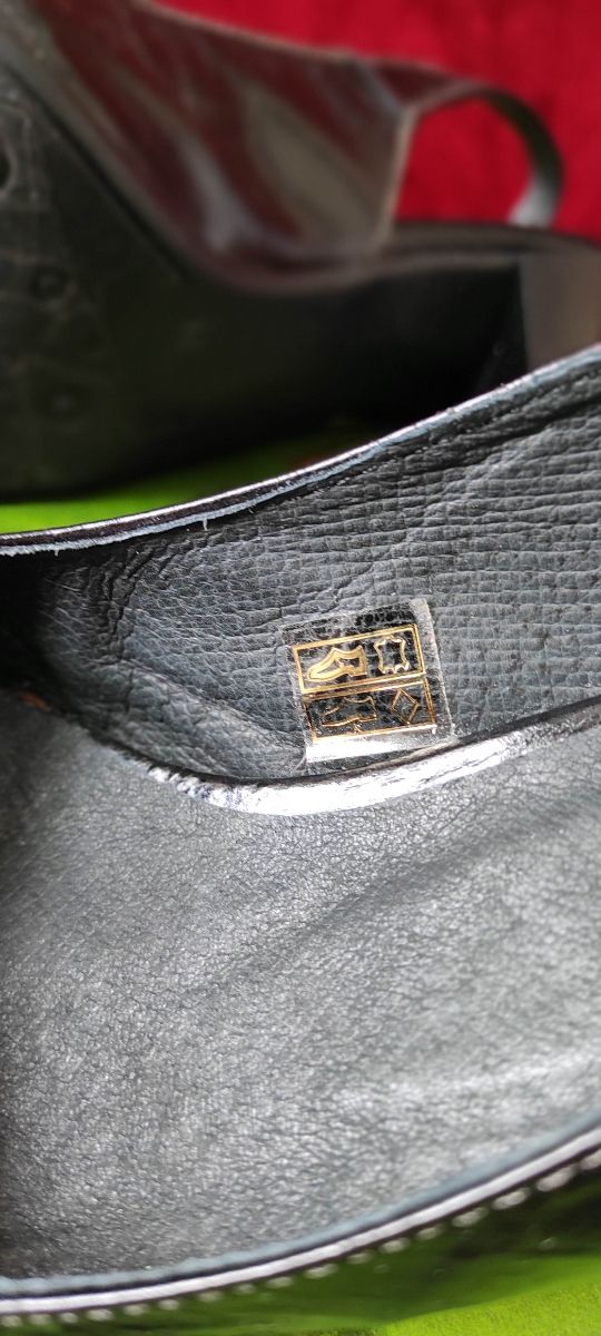 Zapatos de salón negros de piel