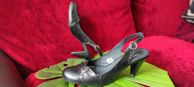 Zapatos de salón negros de piel