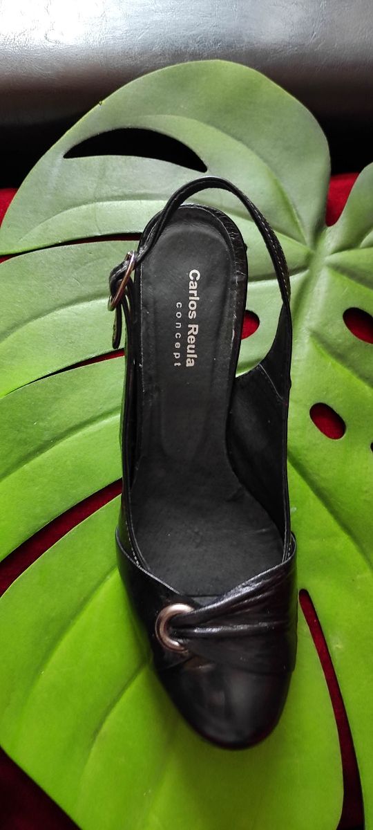 Zapatos de salón negros de piel