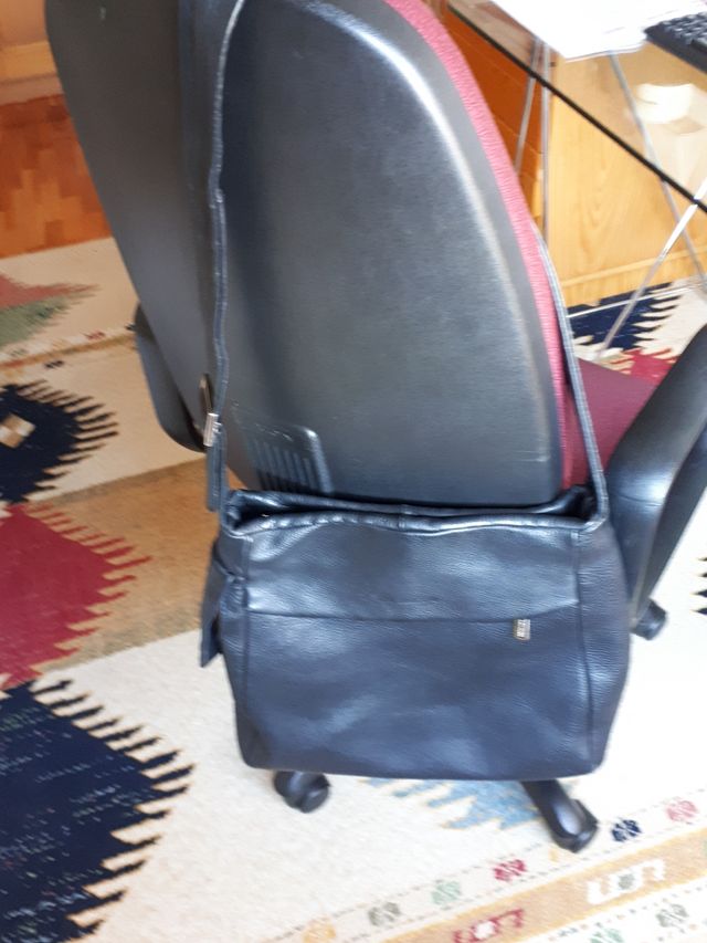 Bolso piel negro.