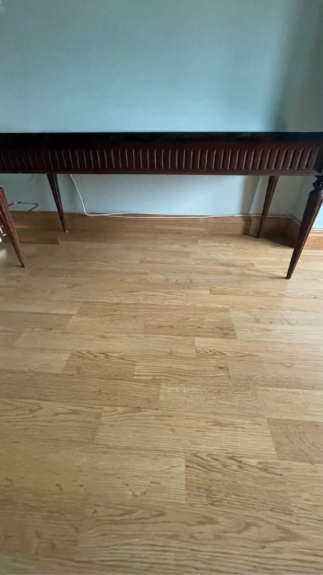Mesa de madera con sobre de mármol vintage