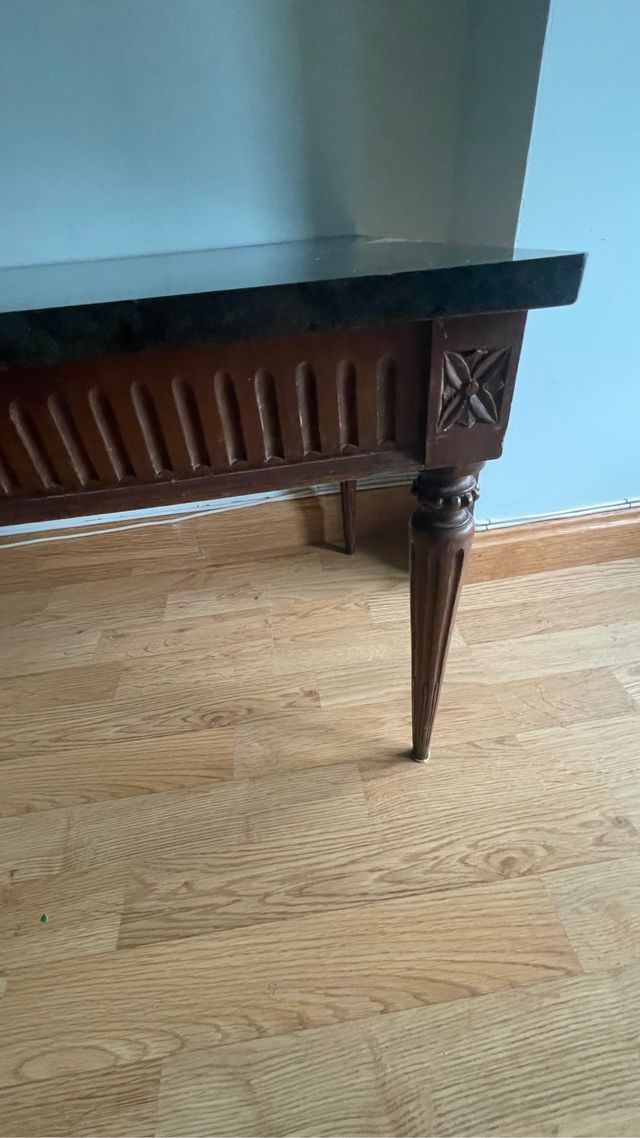 Mesa de madera con sobre de mármol vintage