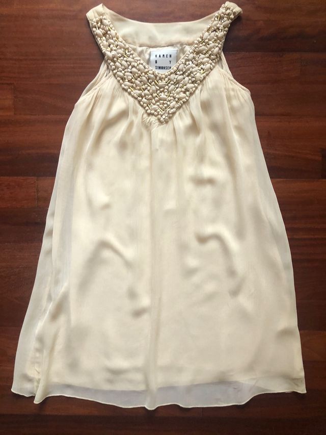 Vestido cóctel gasa beige con pedrería