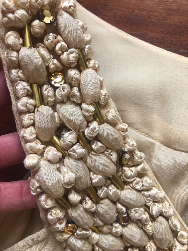 Vestido cóctel gasa beige con pedrería