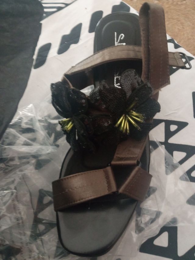 sandalias nuevas color verde militar muy bonita