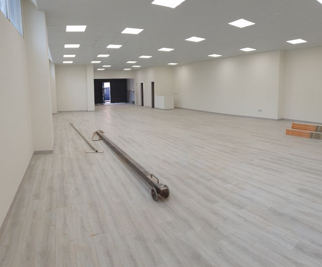 TARIMA FLOTANTE,RODAPIE Y PUERTAS