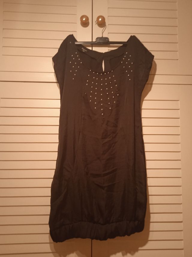 VESTIDO DE RASO PRECIOSO.