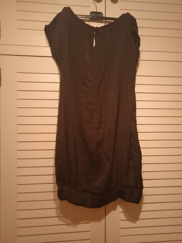 VESTIDO DE RASO PRECIOSO.