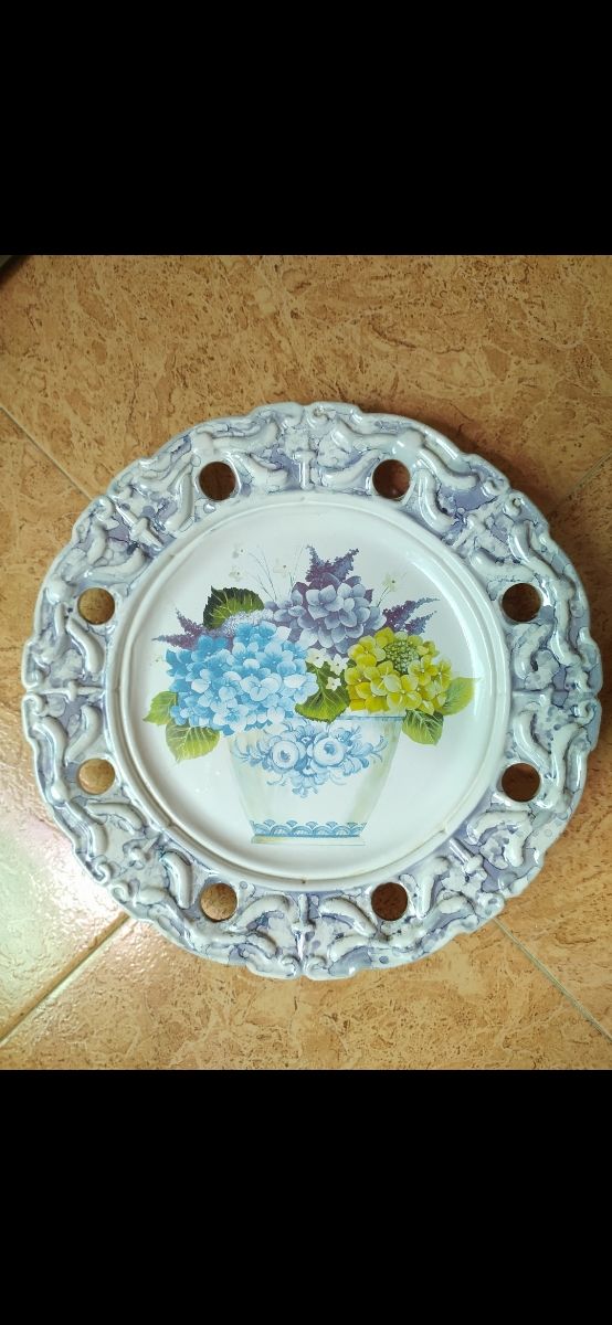 Tres platos de cerámica