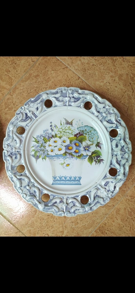 Tres platos de cerámica