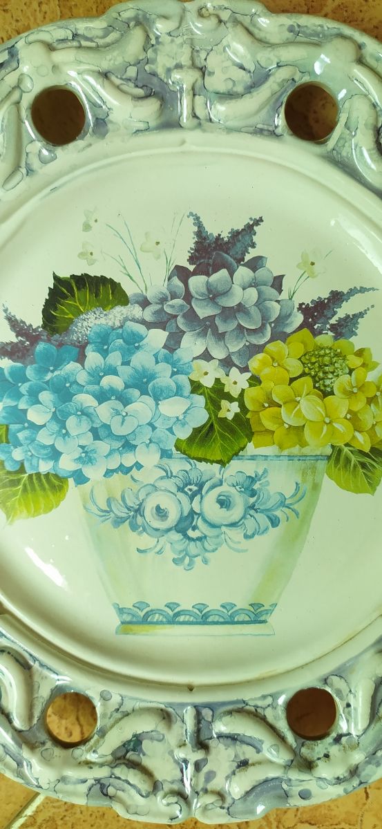 Tres platos de cerámica