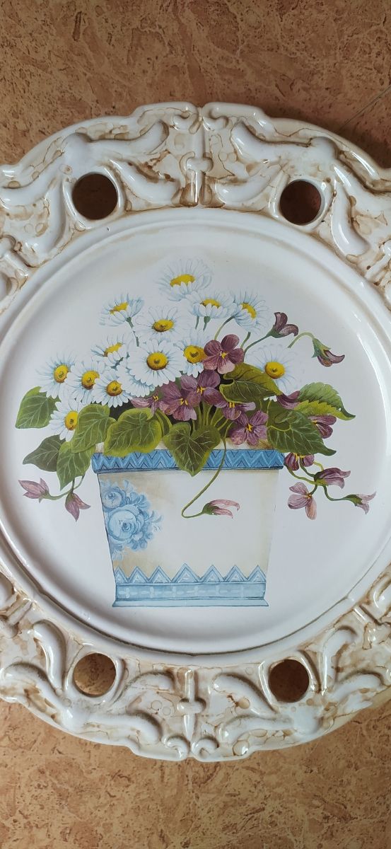 Tres platos de cerámica