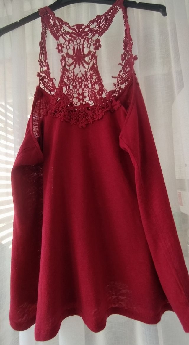 Camiseta chica, con encajes, en buen estado