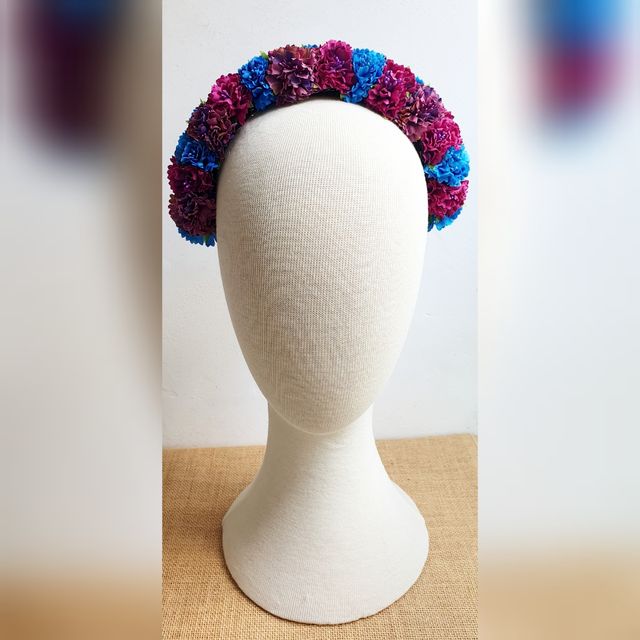 Corona de flores buganvilla, azul y morado