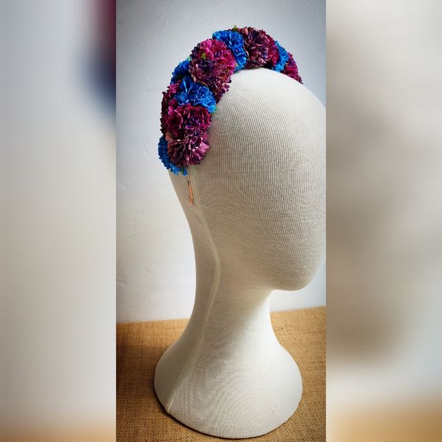 Corona de flores buganvilla, azul y morado