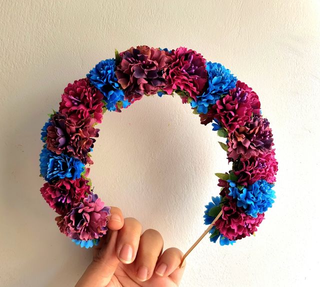 Corona de flores buganvilla, azul y morado