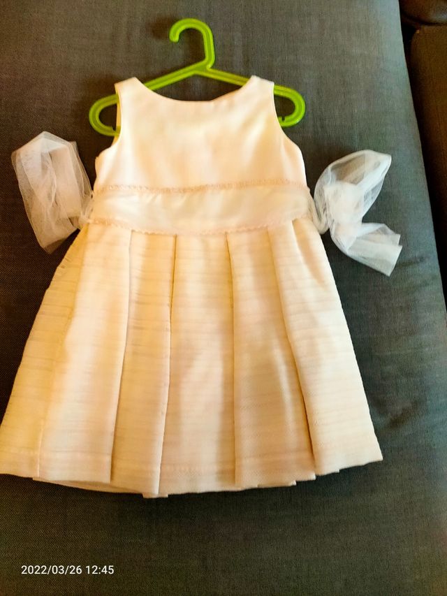 vestido color crema niña