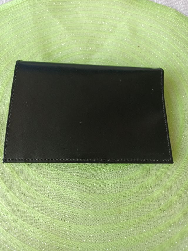 Billetera portadocumentos Guy Laroche