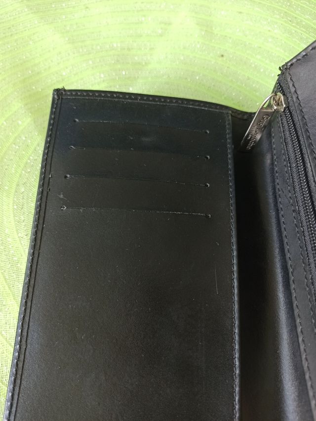 Billetera portadocumentos Guy Laroche