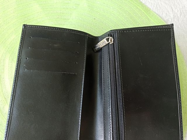 Billetera portadocumentos Guy Laroche