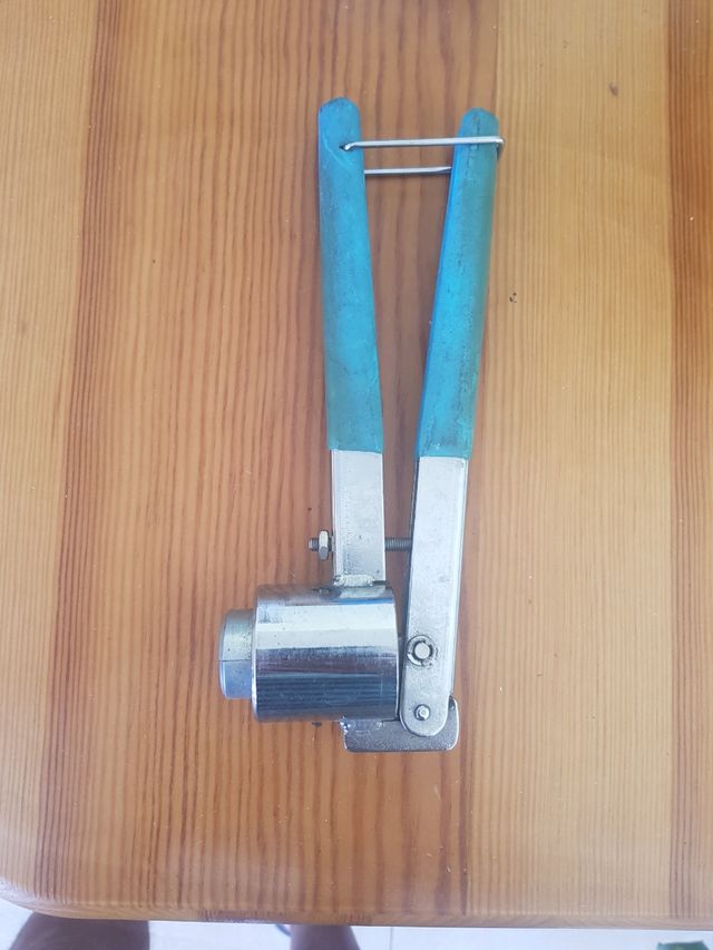 tenaza para colocar precintos