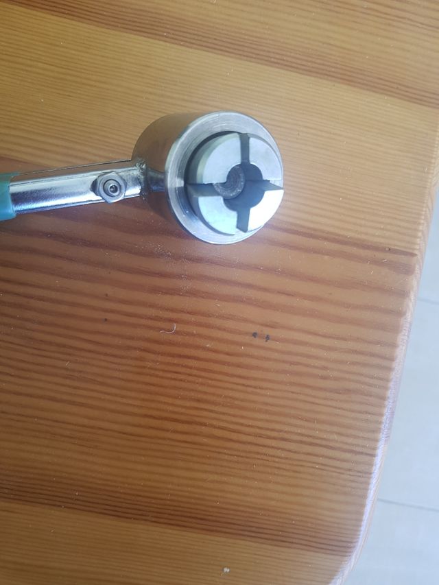 tenaza para colocar precintos