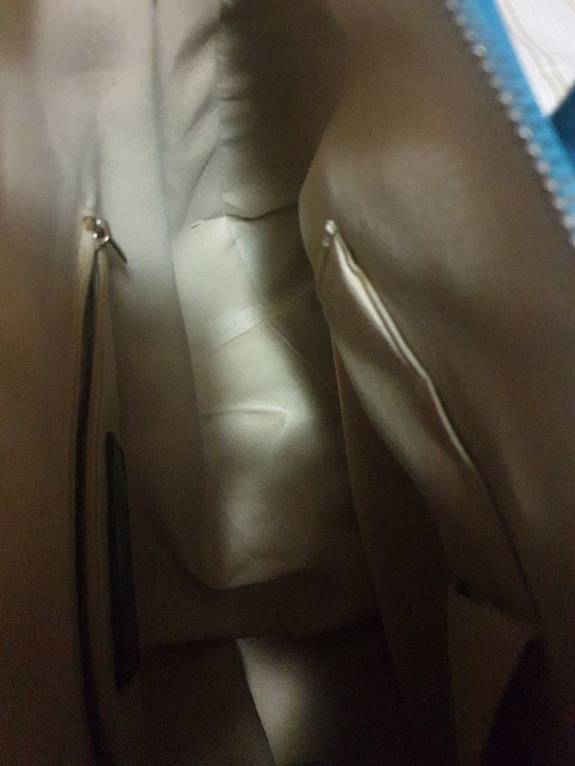 bolso azul marca Teria Yabar