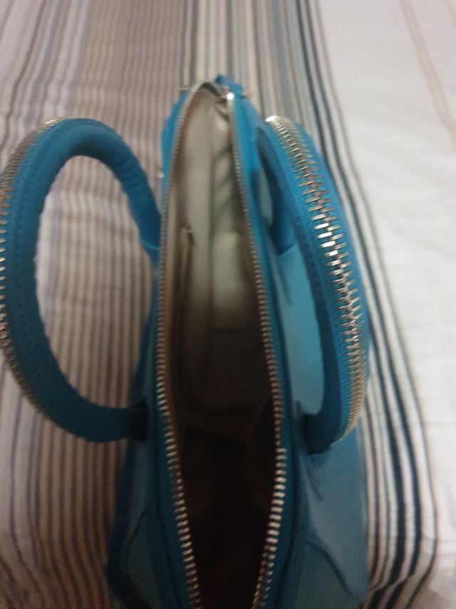 bolso azul marca Teria Yabar