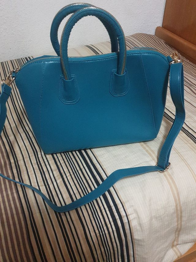 bolso azul marca Teria Yabar