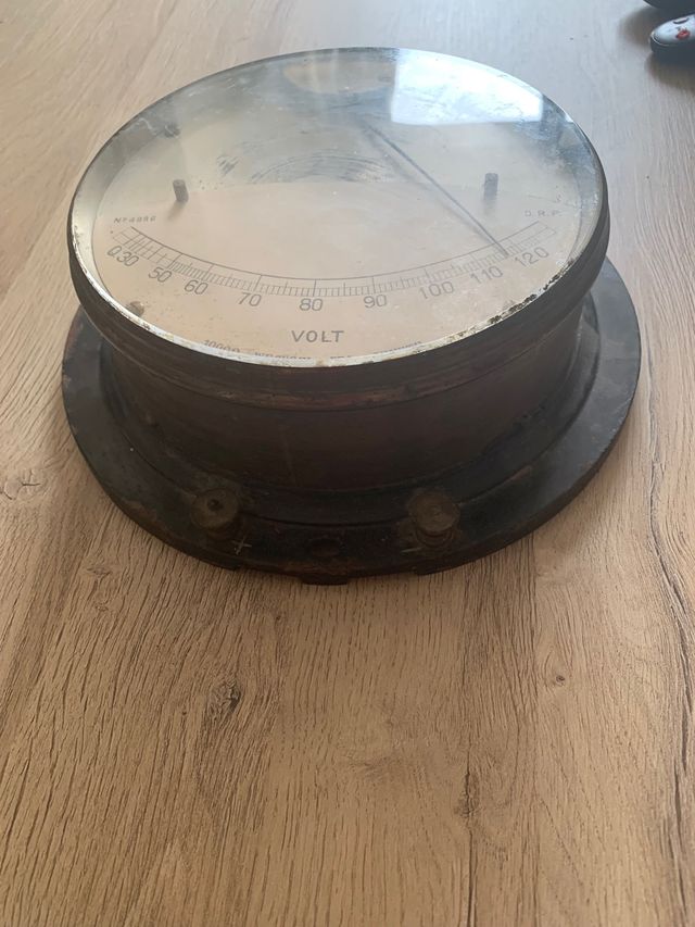 Voltímetro Antiguo
