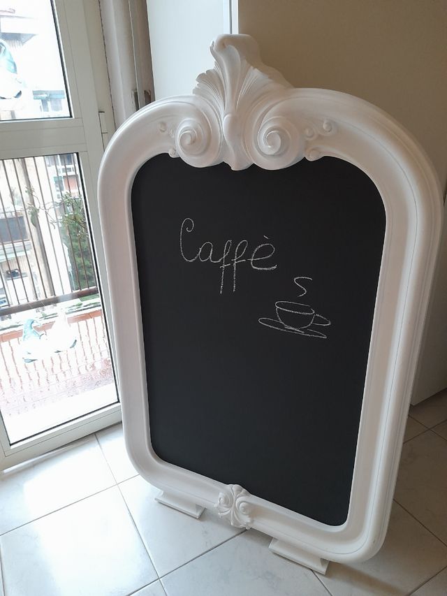 Lavagna con cornice bianca in legno intagliato 