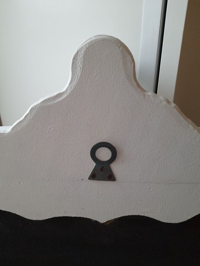 Lavagna con cornice bianca in legno intagliato 