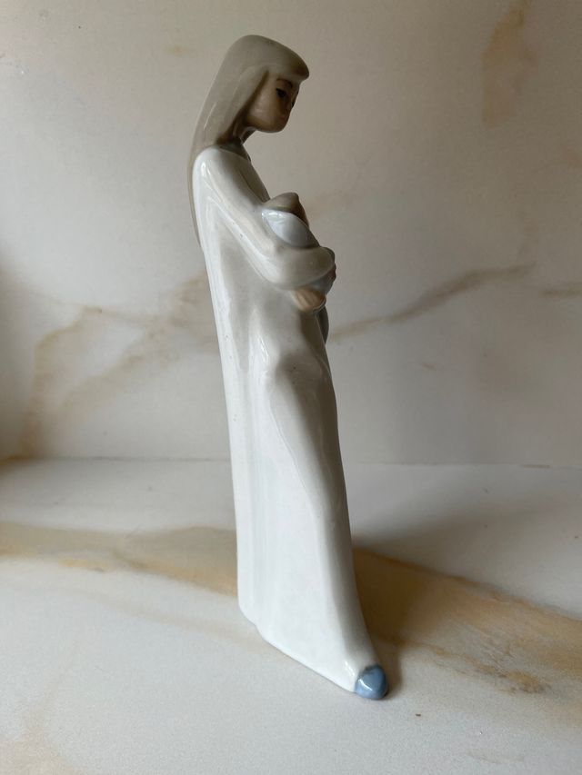 Mujer con bebé en brazos porcelana estilo Yadró