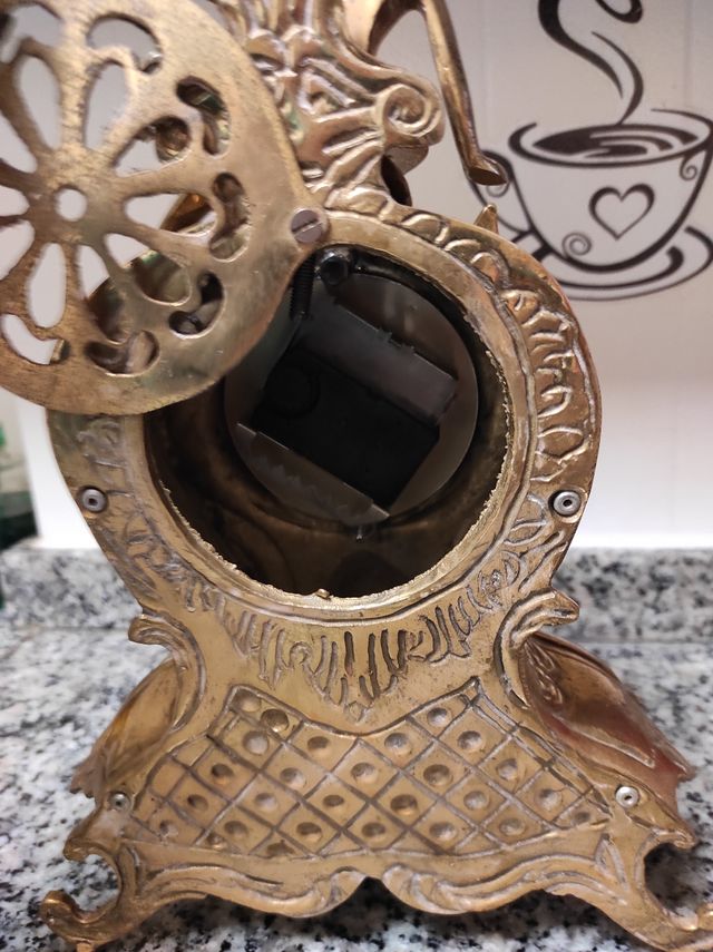 Reloj de bronce antiguo