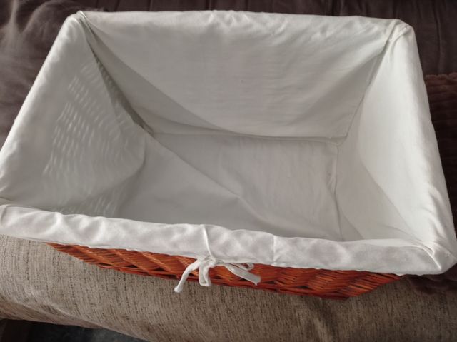 Canastas mimbre 10 €una, 30 las tres