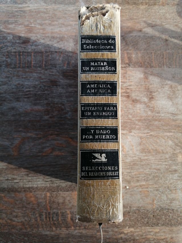 Antiguo libro con preciosas ilustraciones.