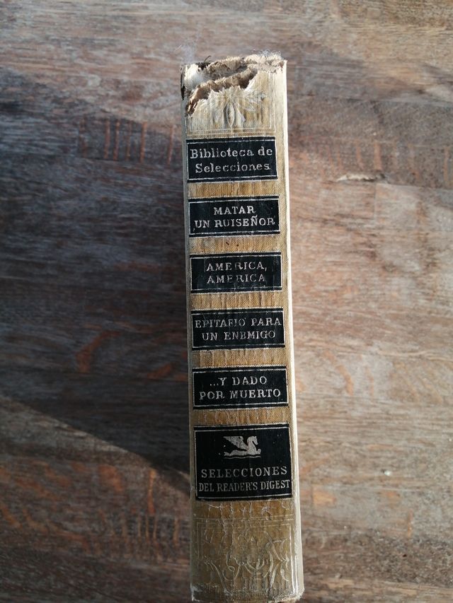 Antiguo libro con preciosas ilustraciones.