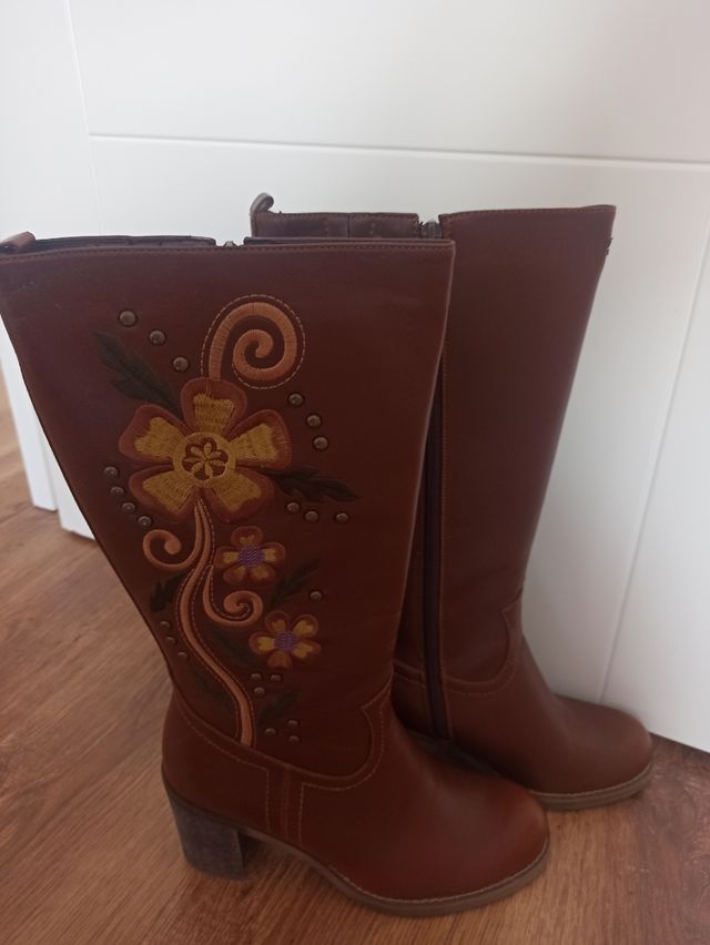 Botas marrones flores
