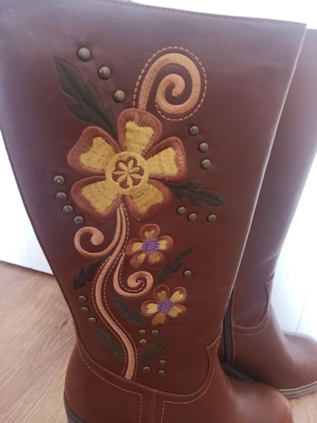 Botas marrones flores