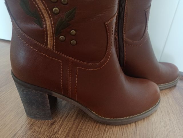 Botas marrones flores