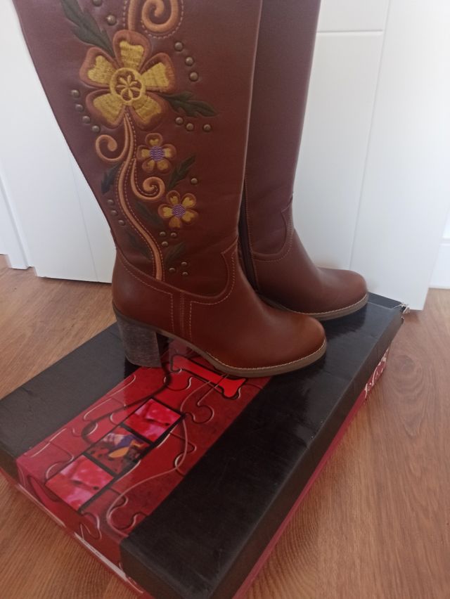 Botas marrones flores