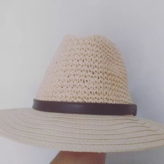 Sombrero de verano, color marfil estilo Panamá