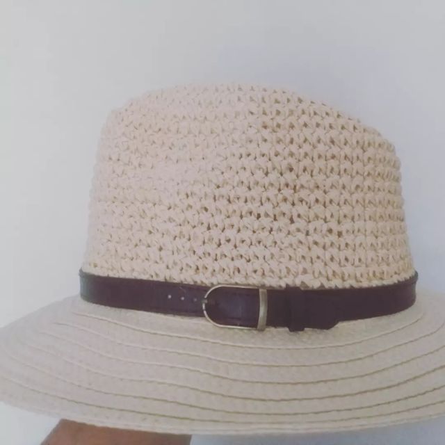 Sombrero de verano, color marfil estilo Panamá