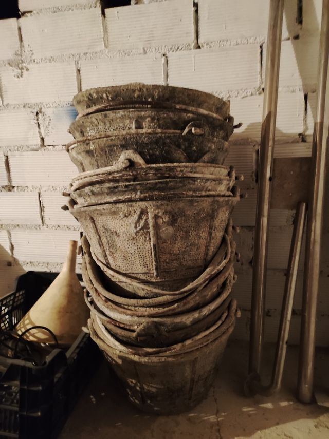 cubo obra mezcla 
ocho euros cada uno