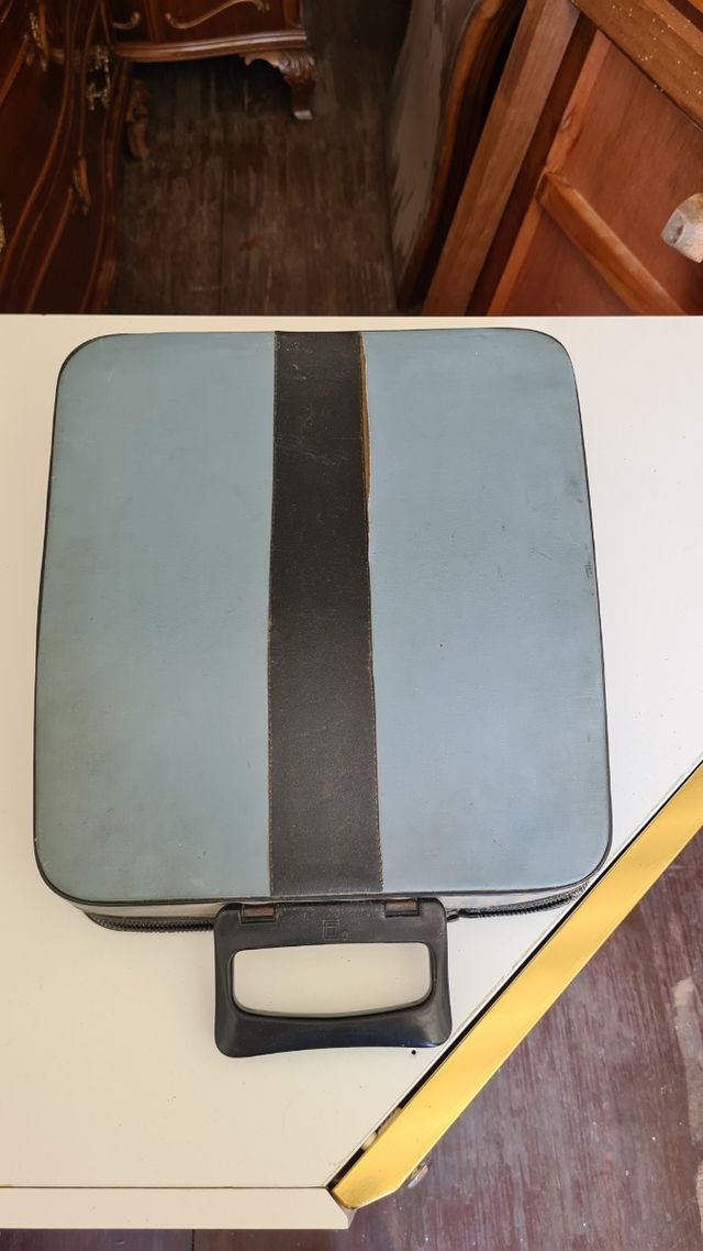 MAQUINA DE ESCRIBIR OLIVETTI PLUMA 22