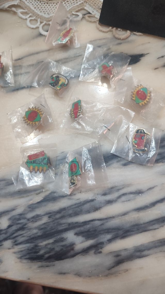 pin de Coca-Cola y Ariel de los años 80