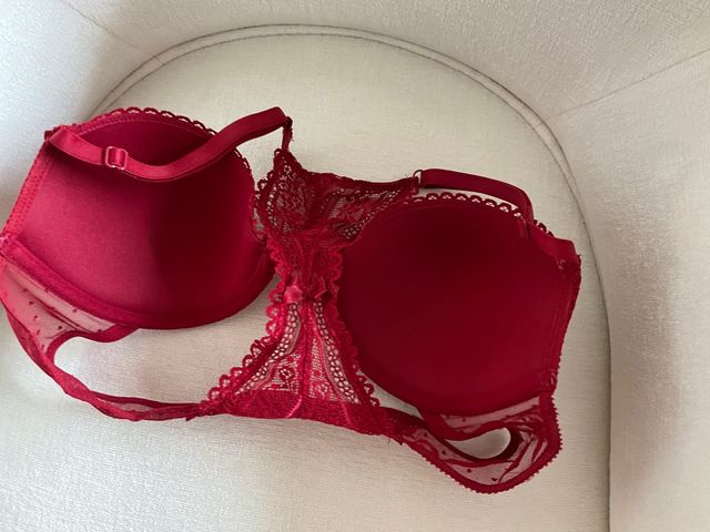 Sujetador rojo atado delante