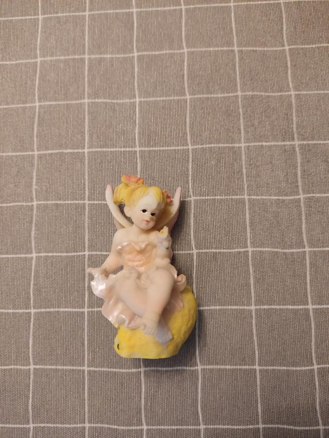 Figura hada sentada en limón