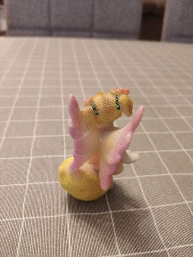 Figura hada sentada en limón